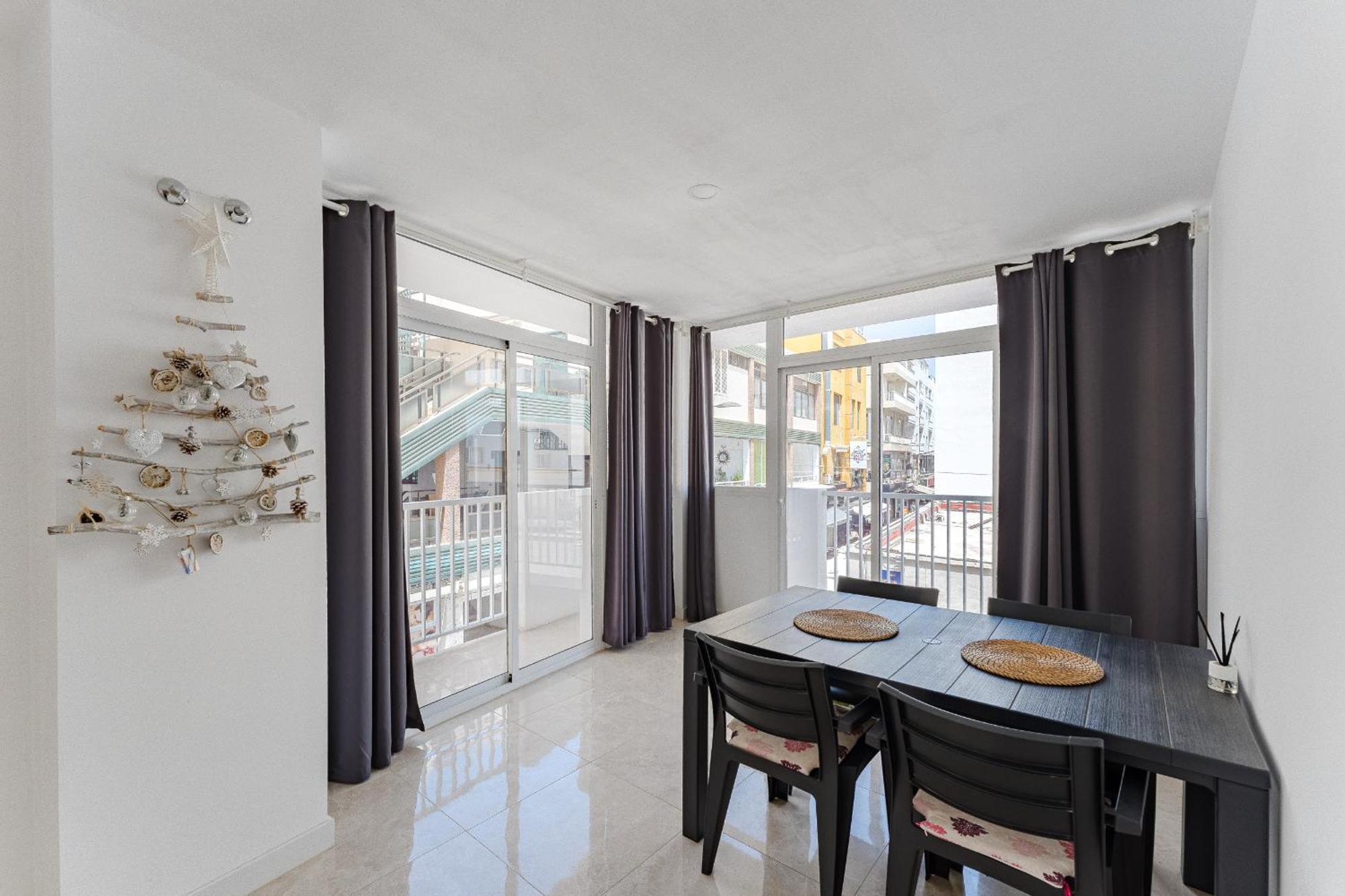 Few Steps From The Beach Hostel In Los Cristianos Арона Екстериор снимка