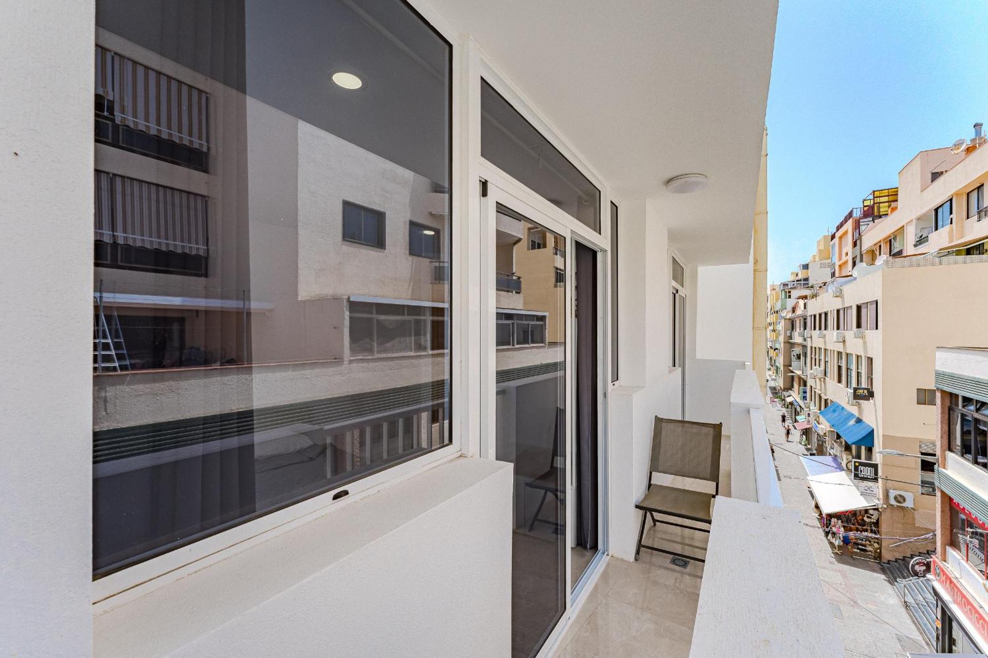 Few Steps From The Beach Hostel In Los Cristianos Арона Екстериор снимка