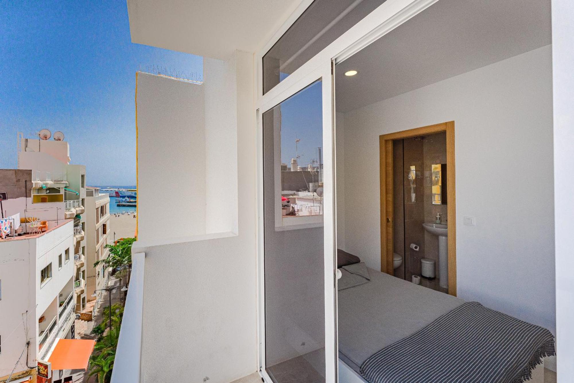 Few Steps From The Beach Hostel In Los Cristianos Арона Екстериор снимка