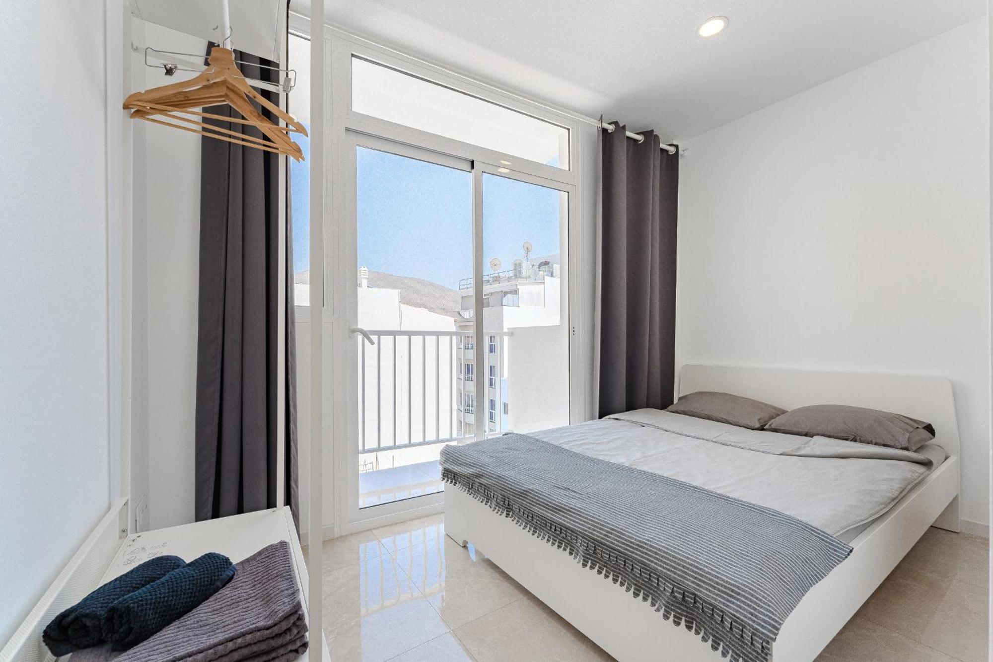 Few Steps From The Beach Hostel In Los Cristianos Арона Екстериор снимка