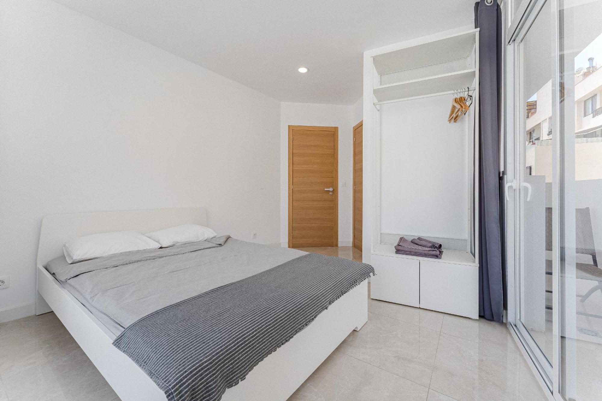 Few Steps From The Beach Hostel In Los Cristianos Арона Екстериор снимка