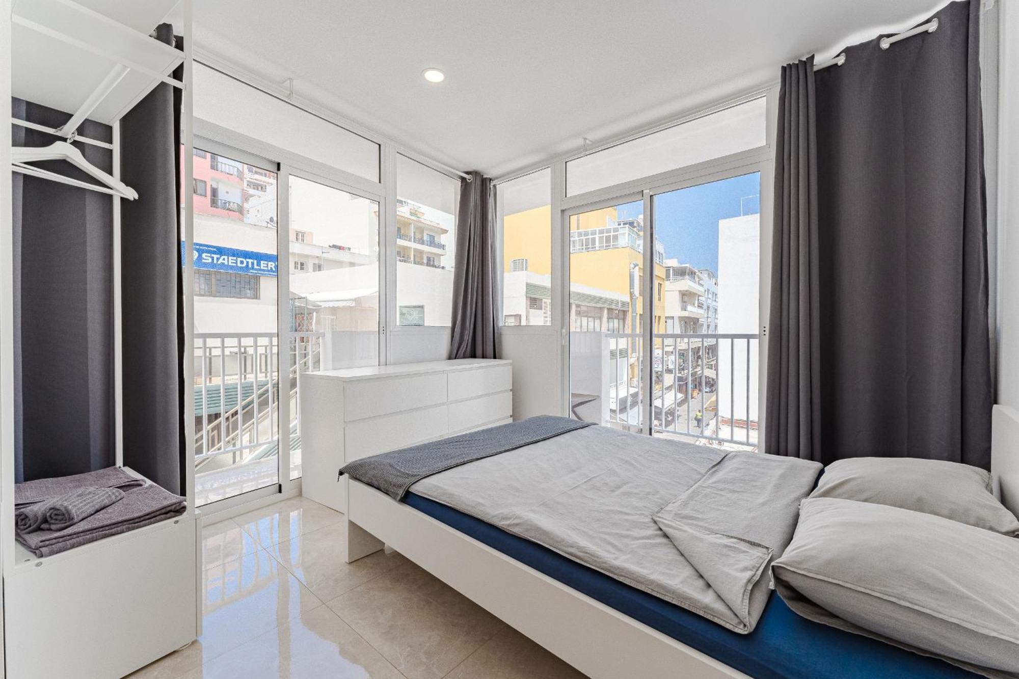 Few Steps From The Beach Hostel In Los Cristianos Арона Екстериор снимка