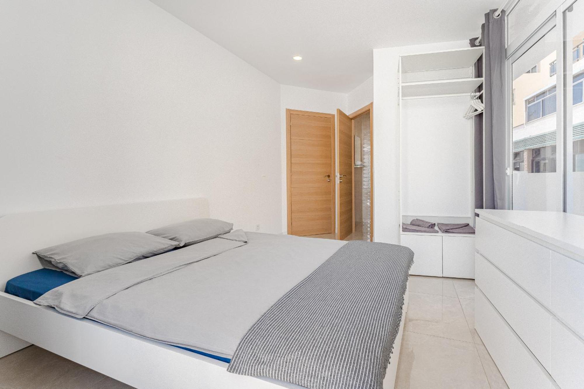 Few Steps From The Beach Hostel In Los Cristianos Арона Екстериор снимка