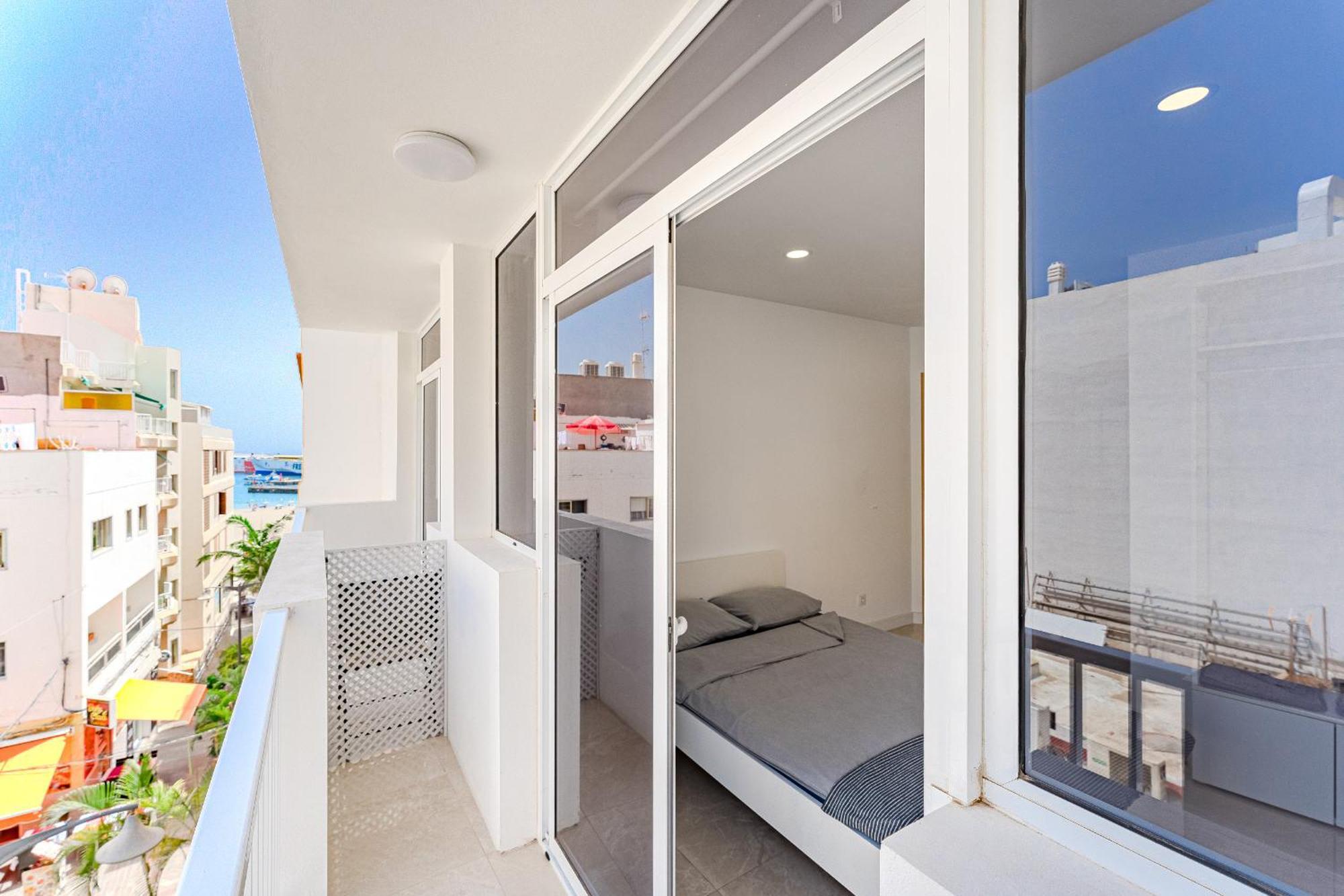 Few Steps From The Beach Hostel In Los Cristianos Арона Екстериор снимка