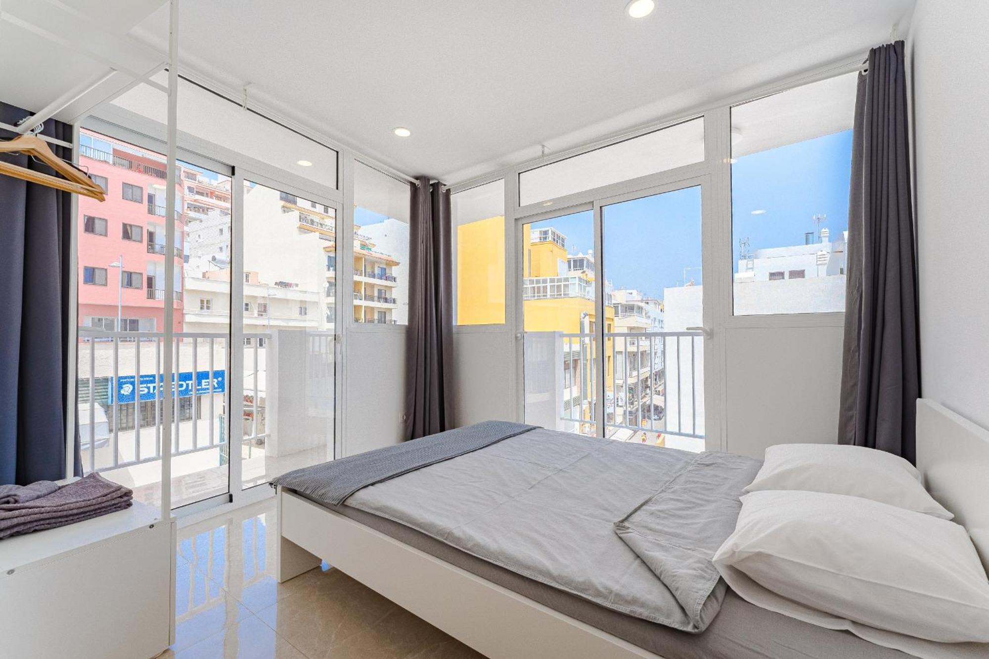 Few Steps From The Beach Hostel In Los Cristianos Арона Екстериор снимка