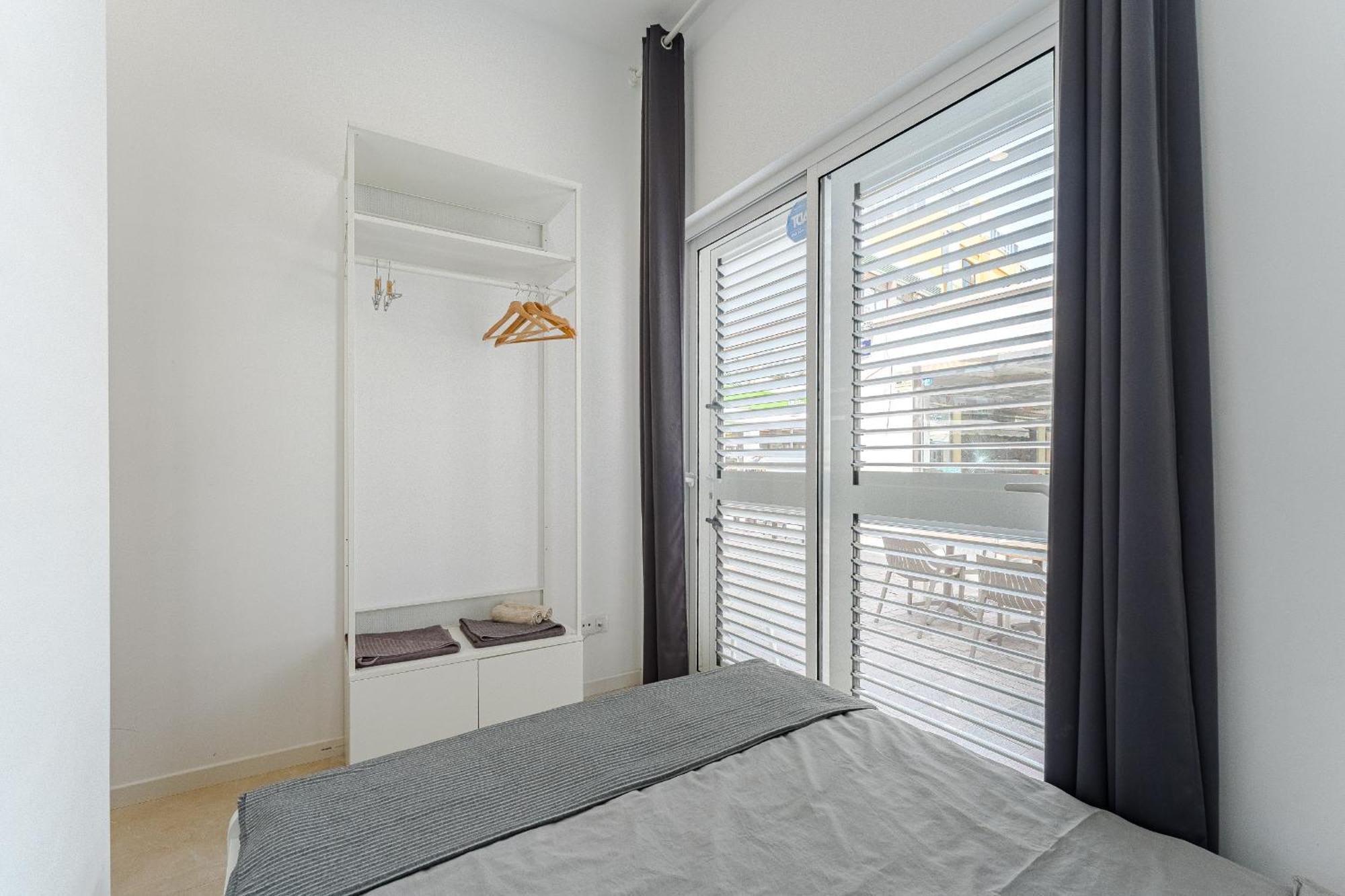 Few Steps From The Beach Hostel In Los Cristianos Арона Екстериор снимка