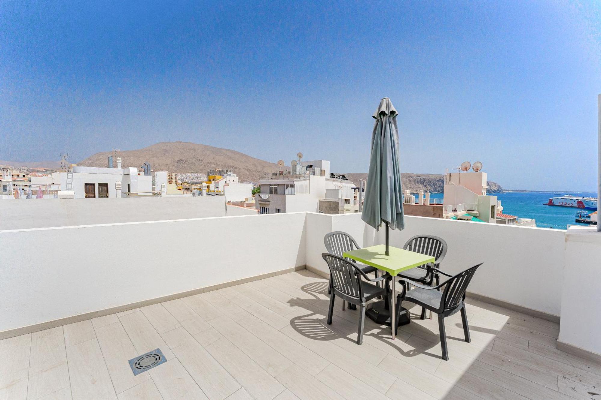 Few Steps From The Beach Hostel In Los Cristianos Арона Екстериор снимка