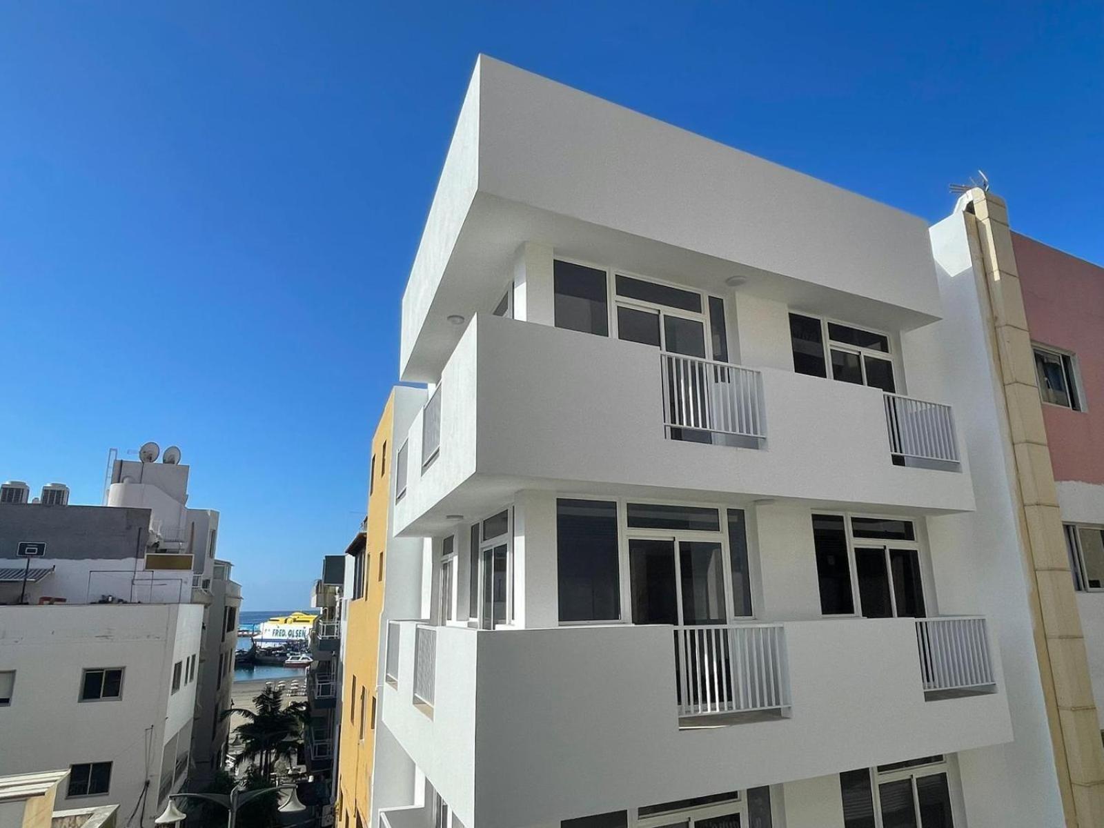 Few Steps From The Beach Hostel In Los Cristianos Арона Екстериор снимка